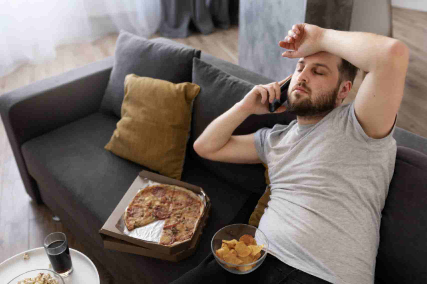 jpeg-optimizer_young-man-eating-junk-food-home-sofa