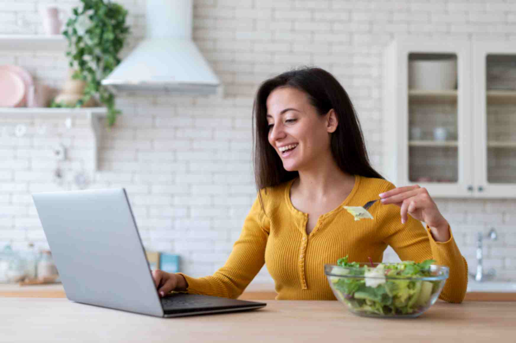 jpeg-optimizer_woman-checking-laptop-eating-salad